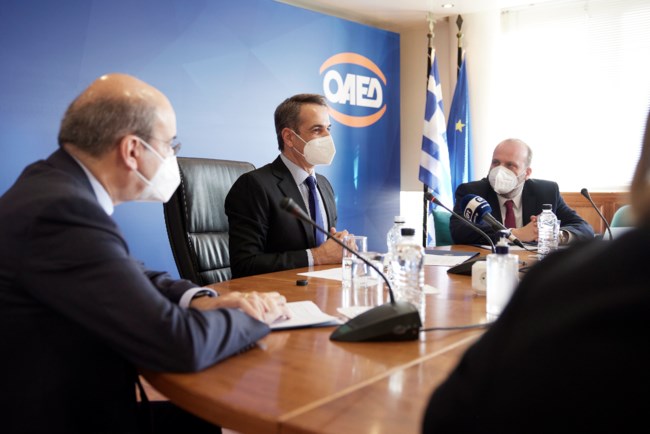 Επίσκεψη Μητσοτάκη στον ΟΑΕΔ: Επιπλέον 86.000 νέες θέσεις εργασίας το 2022 -  "Εδώ κόλλησα το πρώτο μου ένσημο"