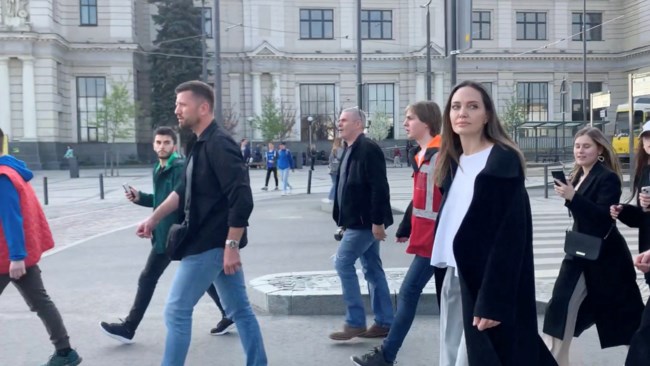 Ουκρανία: Η Αντζελίνα Τζολί τρέχει στο καταφύγιο υπό τον ήχο των σειρήνων στη Λβιβ [εικόνες - βίντεο]