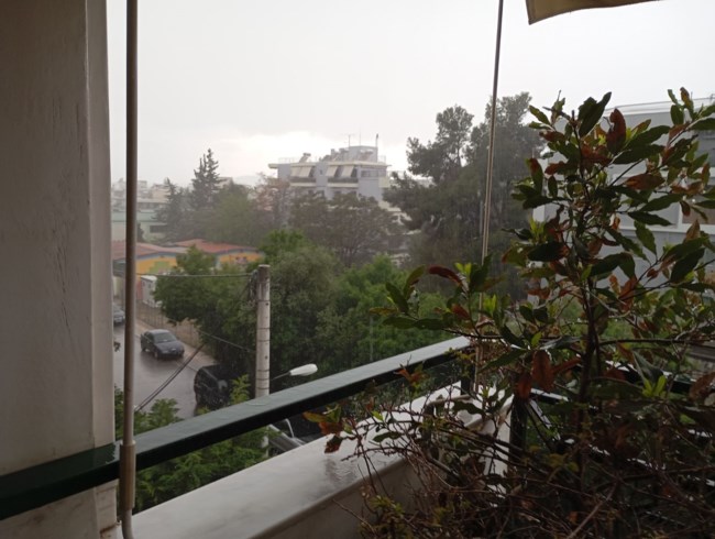 Ξαφνική καταιγίδα στα βόρεια προάστια της Αθήνας - Μαύρισε ο ουρανός στο κέντρο [βίντεο]