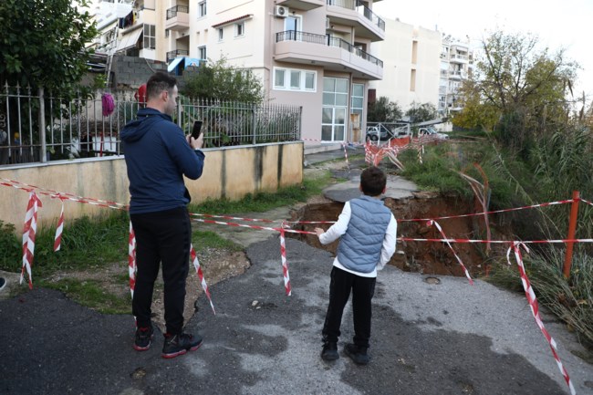 Άγιος Δημήτριος: Καθίζηση 10 μέτρων στο ρέμα της Πικροδάφνης - Σε κατάσταση έκτακτης ανάγκης ο δήμος [βίντεο]