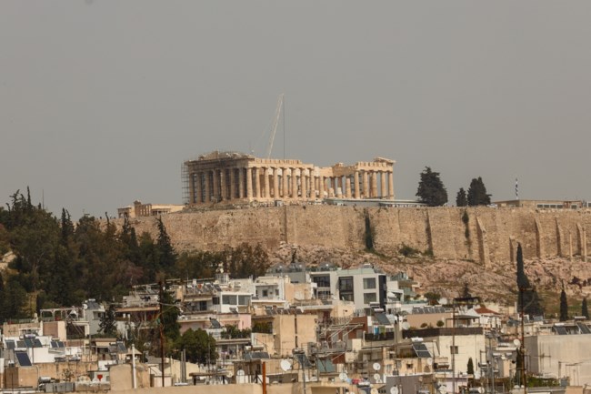 Καιρός: Επιμένουν οι υψηλές θερμοκρασίες σε όλη τη χώρα - "Καμπανάκι" ειδικών για την αφρικάνικη σκόνη, πότε υποχωρεί το φαινόμενο