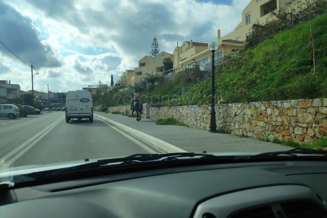 Βόλτα με κατοικίδιο; - Χανιώτης βγήκε στους δρόμους καβάλα σε άλογο [εικόνες - βίντεο]
