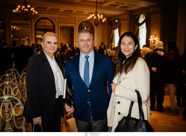 Η μητέρα της Μαρίας Σάκκαρη στην παρουσίαση του βιβλίου του Κώστα Καίσαρη - Κομψή και χαμογελαστή