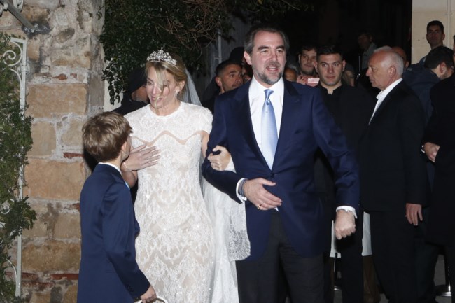Γάμος Νικόλαου Ντε Γκρες και Χρυσής Βαρδινογιάννη: Το λαμπερό vintage νυφικό με το μακρύ πέπλο και οι καλεσμένοι [βίντεο - εικόνες]