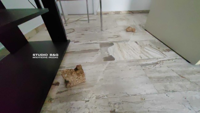 Ναύπλιο: Έσπασαν με τσιμεντόλιθο τα γραφεία της Νέας Δημοκρατίας [εικόνες]