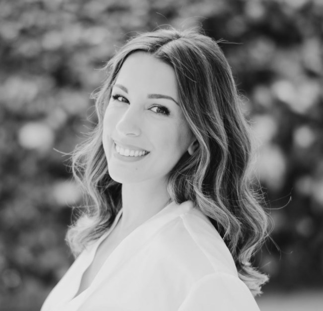 Έλλη Παρασκευοπούλου: Βρίσκει για εμάς τη χρωματική παλέτα που μας αναδεικνύει και της χρωστάμε κάτι από τη λάμψη μας