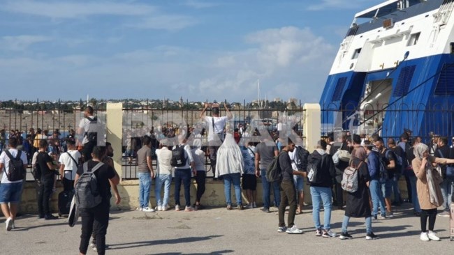 Μετανάστες εμπόδισαν τον απόπλου του "Νήσος Χίος" από το λιμάνι της Ρόδου