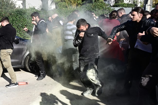 Οι πρυτάνεις στο Καβούρι για να αποφύγουν τους διαδηλωτές - Εκείνοι "μετακόμισαν" έξω από το ξενοδοχείο - Ένταση και χημικά[εικόνες]