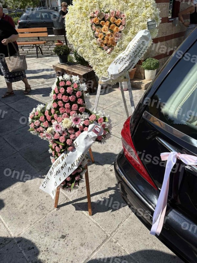Λάρισα: Θρήνος στην κηδεία της 18χρονης που πέθανε μετά τη διπλή ανακοπή καρδιάς στο γυμναστήριο