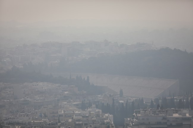 Εντυπωσιακό φαινόμενο με πυκνό ''πέπλο'' ομίχλης: Απίστευτες εικόνες από Αττική και Αργολίδα [βίντεο]