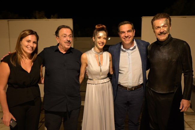 Η Μπέτυ Μπαζιάνα στο Ηρώδειο: Σικ, με μαύρη jumpsuit, μαζί με τον Αλέξη Τσίπρα [εικόνες]