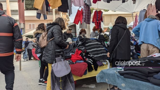 Συνωστισμός σε λαϊκή του Ηρακλείου Κρήτης – Με κατεβασμένες μάσκες, μπύρες και... σουβλάκια παρά το "βαθύ κόκκινο" [εικόνες]