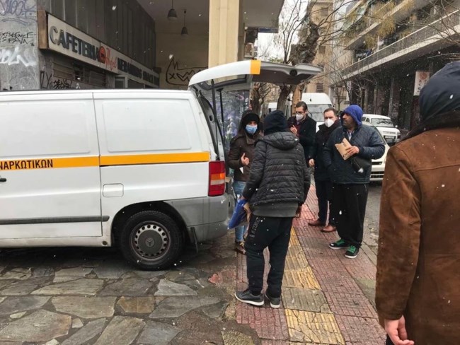 Κακοκαιρία: Ο ΟΚΑΝΑ διένειμε γάντια, κασκόλ, κουβέρτες στους τοξικοεξαρτημένους [εικόνες]