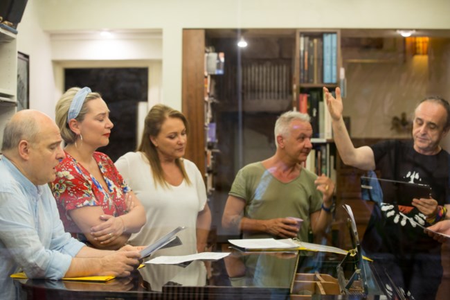 ~Μικρούτσικος