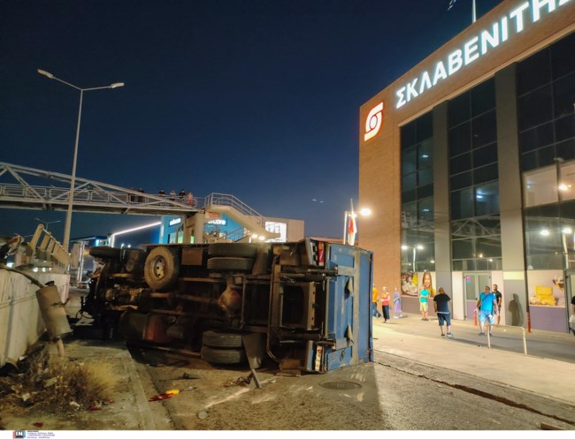 Λεωφόρος Κηφισού: Ανατροπή φορτηγού στον παράδρομο - Έσπασε τις προστατευτικές μπάρες