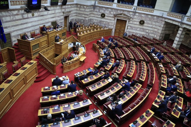 Βουλή: Ψηφίστηκε ο "χρονοκόφτης" - Πώς τοποθετήθηκαν τα κόμματα
