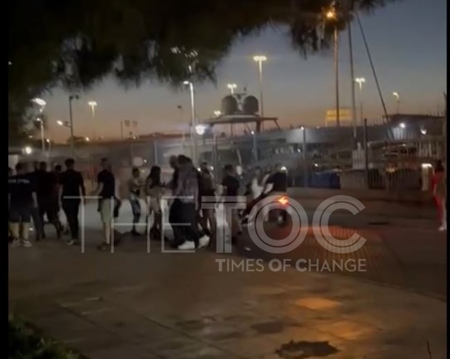 Πειραιάς: Καρέ-καρέ η επίθεση της 16χρονης στην 19χρονη στο ΣΕΦ - Ο 20χρονος χούλιγκαν μαζεύει το μαχαίρι
