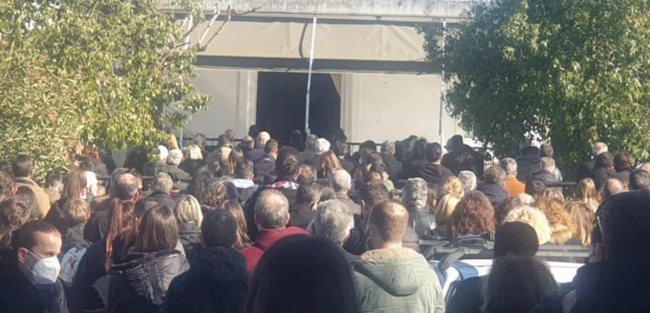 Σπαρακτικές στιγμές στην Αχαϊα: Ράγισε καρδιές ο θρήνος του πατέρα στην κηδεία της Ελένης