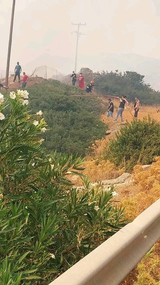 Δύσκολη νύχτα στην Ικαρία: Επεκτείνεται το μέτωπο της φωτιάς στους Φούρνους [βίντεο]