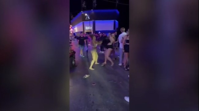 Άγριο ξύλο με μπουνιές και κλωτσιές στα Μάλια: Τουρίστρια κατέληξε αιμόφυρτη για τα μάτια ενός άντρα