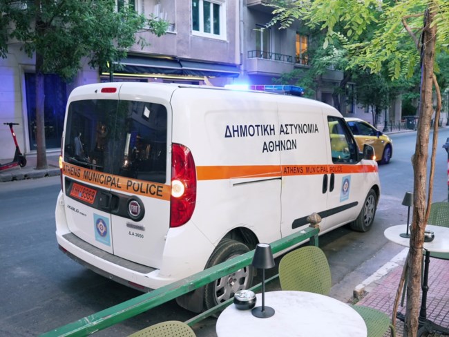 Επιχείρηση "σκούπα" του Δήμου Αθηναίων για παράνομα τραπεζοκαθίσματα και παραβάσεις στάθμευσης στο Κολωνάκι