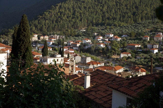 Πάσχα 2025: Ένας ιδανικός προορισμός μόλις 3 ώρες από την Αθήνα - Το διάσημο έθιμο [εικόνες]