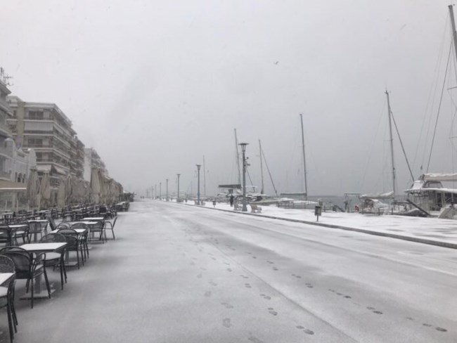 Βόλος και Πήλιο: Σφοδρή χιονοθύελλα - Μάχη να κρατηθούν οι δρόμοι ανοιχτοί [εικόνες - βίντεο]