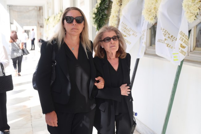 Συγκίνηση στο τελευταίο "αντίο" στον Δημήτρη Κωνσταντάρα - Ποιοι έδωσαν το παρών [εικόνες - βίντεο]
