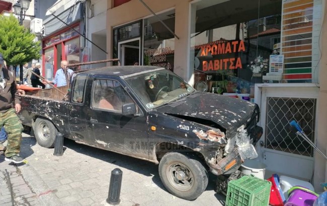 Καλαμπάκα: Διασωληνωμένη με κρανιοεγκεφαλικές κακώσεις η 80 χρονη που παρέσυρε ο σύζυγός της σε λαϊκή αγορά