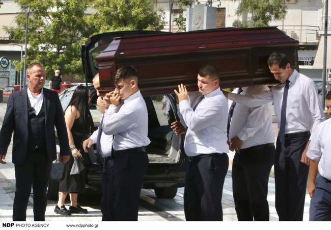 Θλίψη στην κηδεία του Δημήτρη Κόκοτα: Τον αποχαιρετούν για τελευταία φορά -Συντετριμμένοι οικογένεια και φίλοι