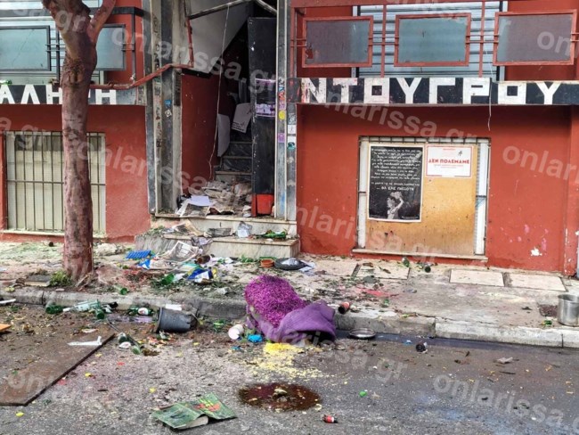 Λάρισα: Επεισοδιακή εκκένωση της κατάληψης "Ντουγρού" μετά από 6 χρόνια...- Πετούσαν στους αστυνομικούς μέχρι και τραπέζια [εικόνες - βίντεο]