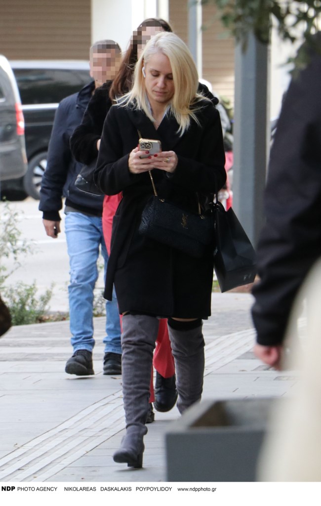 Κατερίνα Παναγοπούλου: Βόλτα στην Αθήνα χωρίς ίχνος μακιγιάζ - Οι γκρι over the knee μπότες που συνδύασε με τσάντα YSL
