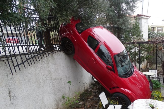 Απίστευτο τροχαίο στη Θεσσαλονίκη: Αυτοκίνητο κατέληξε σε… αυλή σπιτιού [εικόνες]