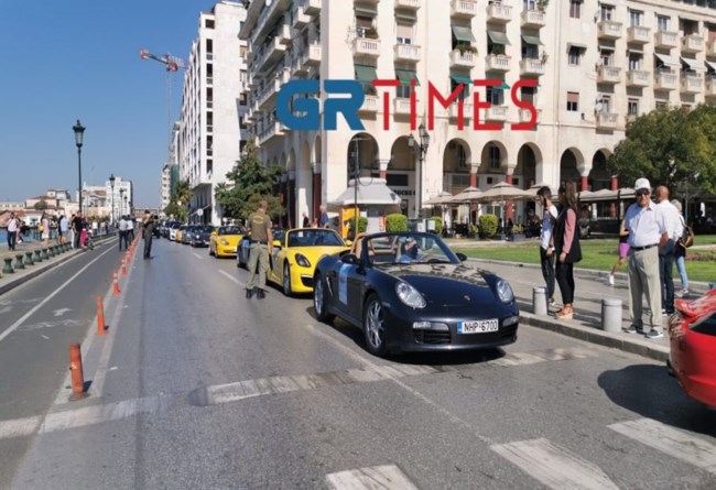 Θεσσαλονίκη: Παρέλαση Porsche στην Αριστοτέλους με συνοδηγούς παιδιά [βίντεο - εικόνες]