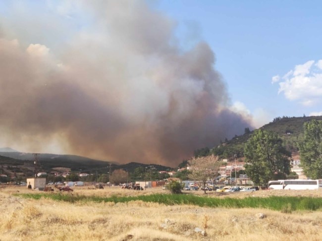 Φωτιά στη Ροδόπη: Μήνυμα από το 112 για εκκένωση του χωριού Γρατινή - Τρία αεροσκάφη στην κατάσβεση