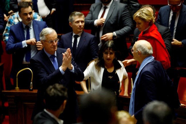 Η Γαλλία βυθίζεται σε πολιτική κρίση: Ο Μακρόν ψάχνει πρωθυπουργό, ο Μελανσόν πιέζει για παραίτηση