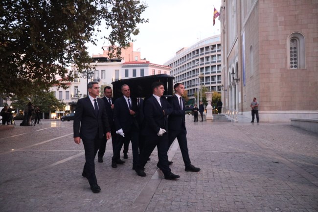 Η στιγμή που φτάνει η σορός του Διονύση Σαββόπουλου στη Μητρόπολη – Σε λαϊκό προσκύνημα μέχρι τις 11:30