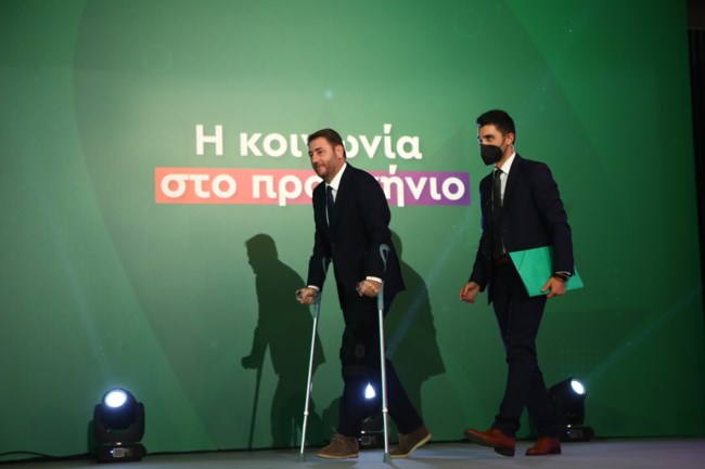 Με πατερίτσες εμφανίστηκε στη ΔΕΘ ο Νίκος Ανδρουλάκης [εικόνες]