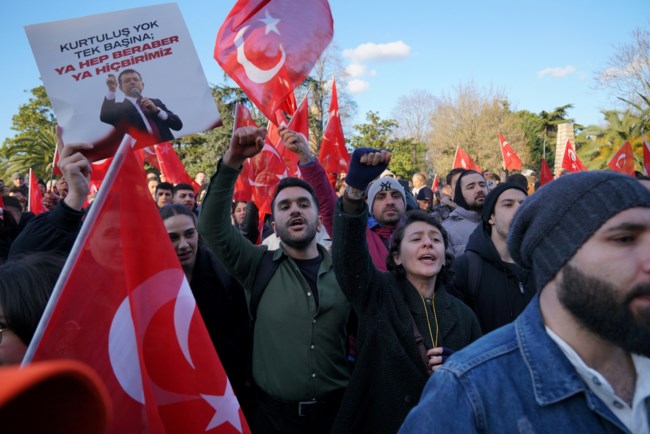 Βράζει η Τουρκία: Χιλιάδες διαδηλωτές στους δρόμους για τη σύλληψη Ιμάμογλου - Με σφαίρες από καουτσούκ απαντά η αστυνομία