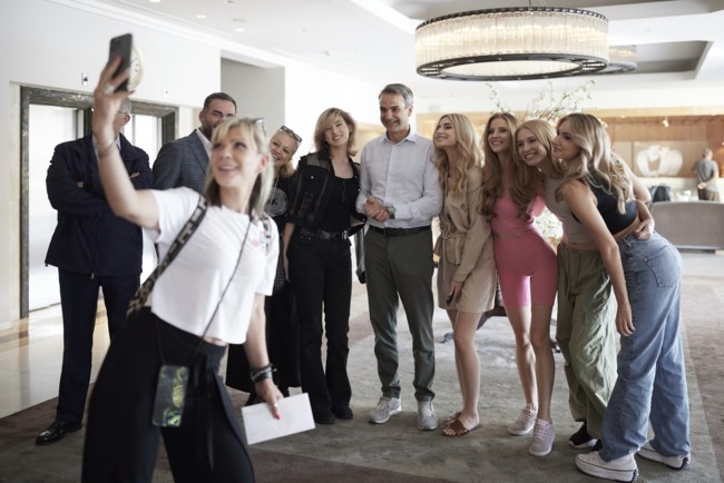 Η selfie Μητσοτάκη με μία παρέα πανέμορφων κοριτσιών σε ξενοδοχείο στα Γιάννενα [εικόνες]