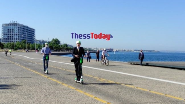 Θεσσαλονίκη: Η βόλτα του Τζέφρι Πάιατ με πατίνι και ποδήλατο στην Παραλία [εικόνες - βίντεο]