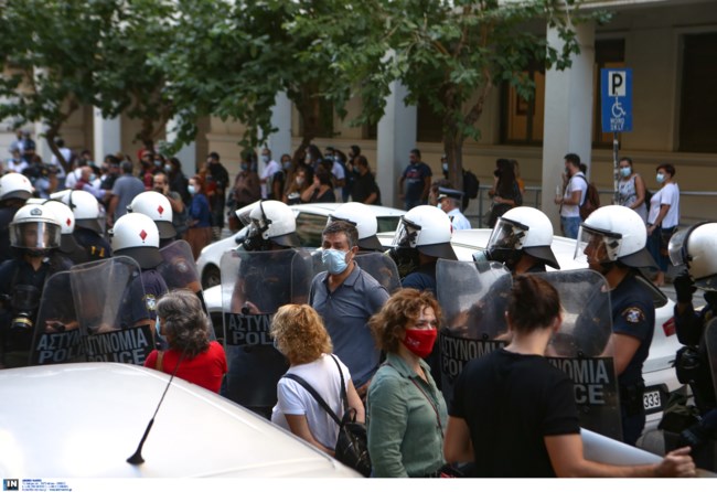 Ένταση έξω από το υπουργείο Υγείας: Πιάστηκαν στα χέρια μέλη της ΠΟΕΔΗΝ και αστυνομικοί [εικόνες]