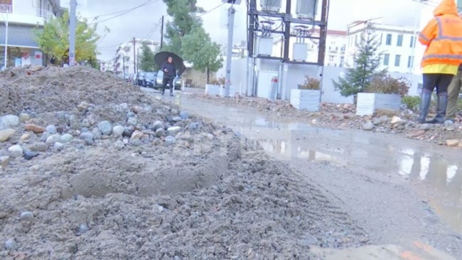 Τεράστια προβλήματα από τη βροχή στην Εύβοια: Υπερχείλισε ο ποταμός Κηρέας - Πλημμύρισαν σπίτια και δρόμοι