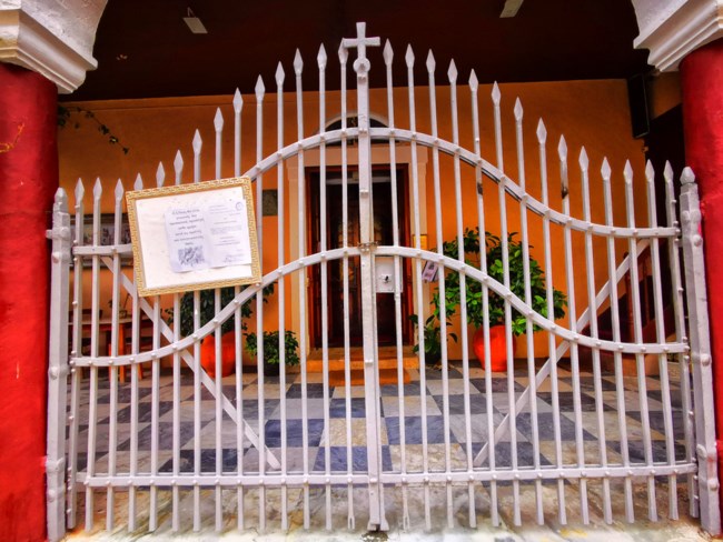 Σε άδειους ναούς τελέστηκε σήμερα η Θεία Λειτουργία της Σταυροπροσκυνήσεως