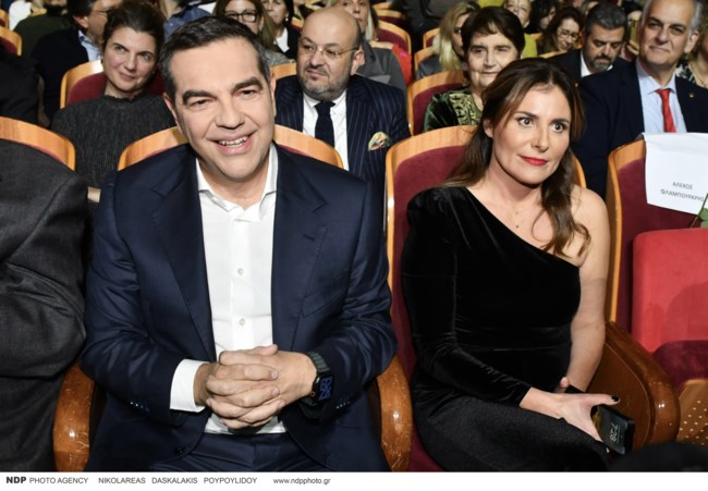 Μπέττυ Μπαζιάνα: Με one shoulder βελούδινη δημιουργία στο πλευρό του Αλέξη Τσίπρα