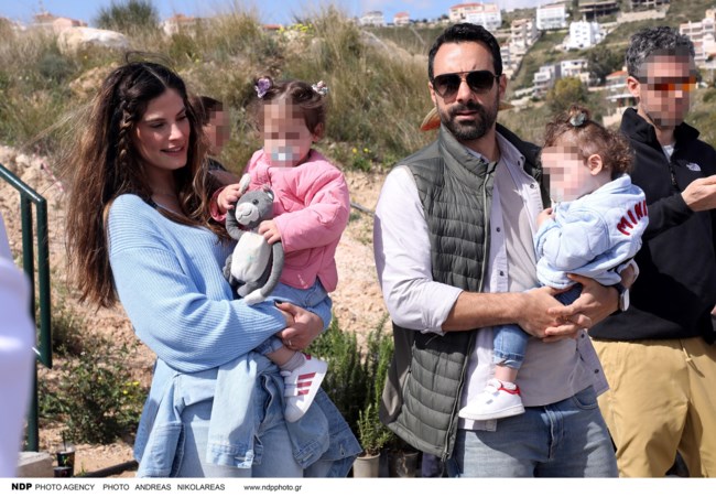 Μαμά και κόρες με τζιν: Η Χριστίνα Μπόμπα σε μια υπέροχη πρωινή ασορτί εμφάνιση με την Φίλιππα και την Αριάνα σε ροζ και γαλάζιο