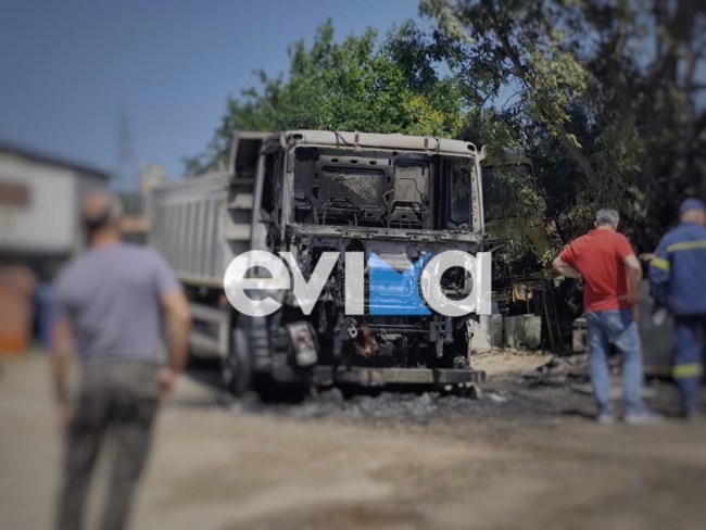 Φωτιά σε εργοτάξιο στο Αλιβέρι: Ζημιές σε δύο απορριμματοφόρα