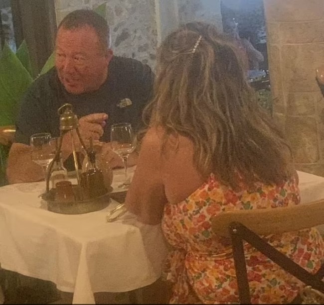 Τα ζευγάρι των Βρετανών που κατηγορούνται ότι δεν πλήρωναν στις ταβέρνες της Κρήτης, περνά στην αντεπίθεση: Ειναι ψέματα