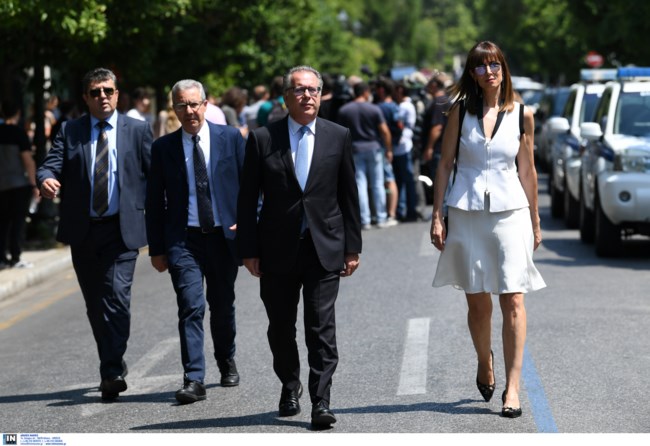 Αυγή: Προσέλαβαν στη Βουλή τη δικηγόρο σύζυγο του Γιώργου Κουμουτσάκου