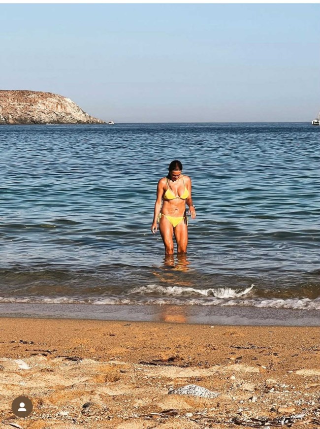 Η Έλλη Κοκκίνου στη Σέριφο - Με κίτρινο μπικίνι και ψάθινο καπέλο